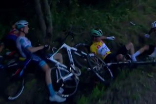 Tour de Pologne 2025: Rafał Majka wziął udział w kraksie. Polak, lider TdP i rywale wylądowali w rowie
