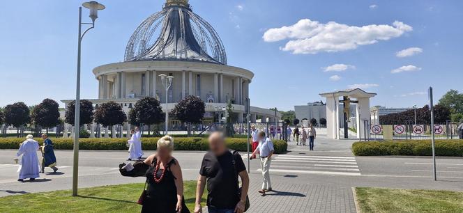 A po mszy idziemy do restauracji. Tłumy u ojca Rydzyka w kościele i w restauracji