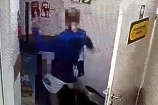 16-latek skatował ochroniarza za butelkę alkoholu! Szokujące nagranie