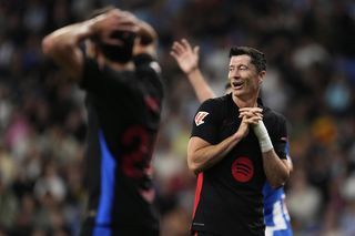 FC Barcelona mistrzem Hiszpanii! Wielki sukces Lewandowskiego, Szczęsnego i spółki w cieniu dramatu