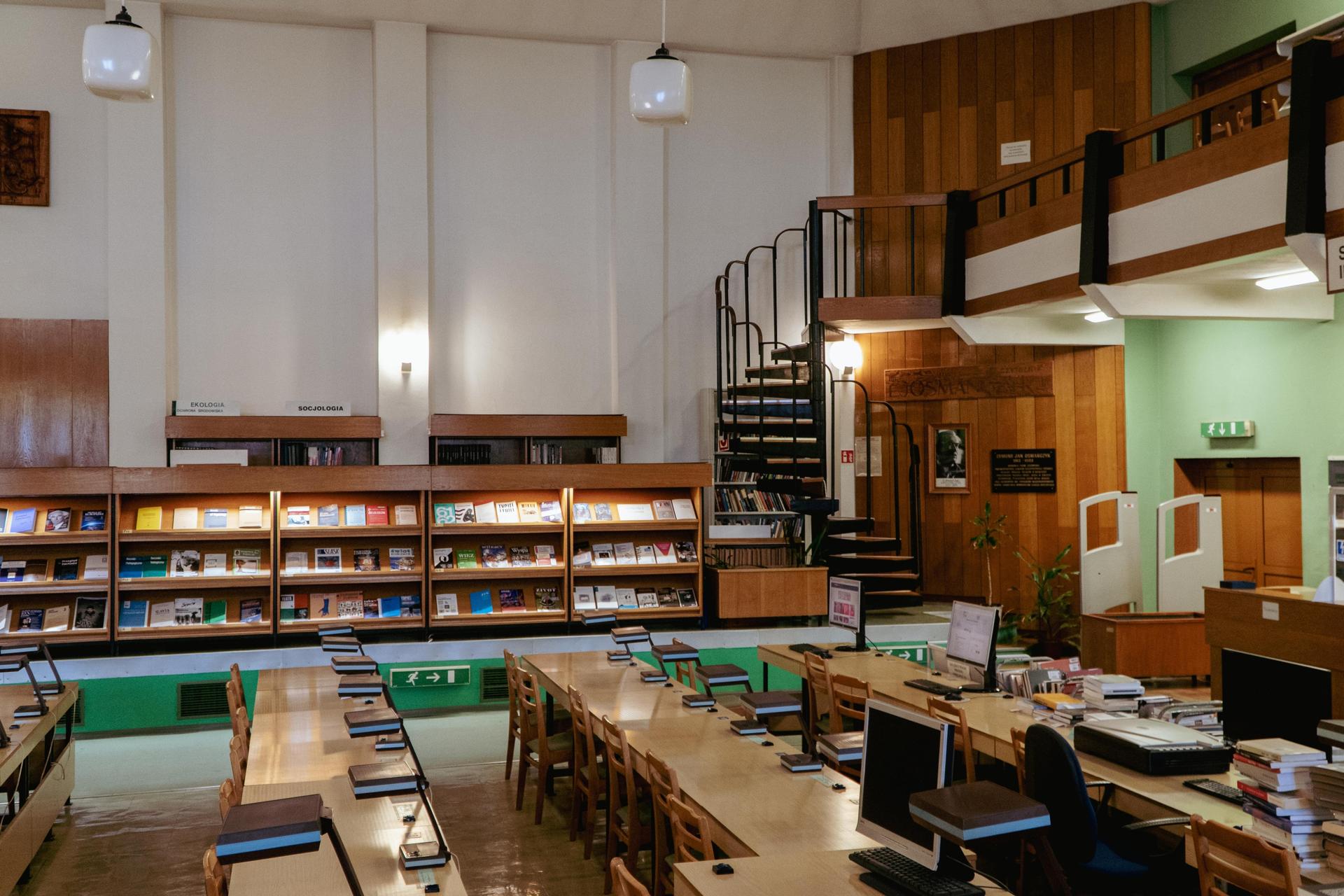 Biblioteka Uniwersytetu Opolskiego - zdjęcia. Zobacz zachowane wnętrza z lat 70.