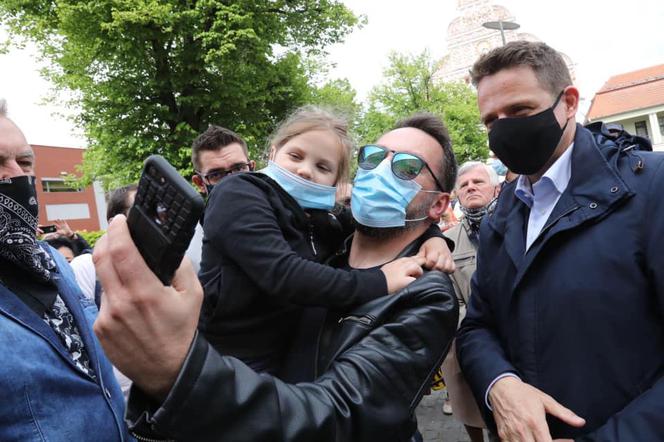 Trzaskowski nie przestrzega rządowych obostrzeń