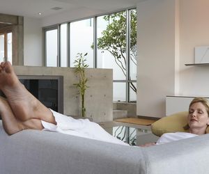 Jak przynieść ulgę zmęczonym nogom? Skuteczne zabiegi i ćwiczenia 