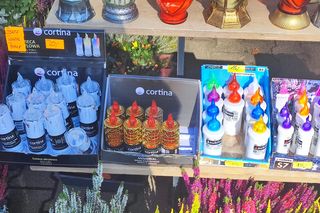 Ile kosztują znicze i kwiaty we Wrocławiu? Sprawdziliśmy ceny przy cmentarzach i w sklepach