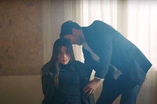 Ege odnajdzie Zeynep, ale porywacz Ragip dźgnie go nożem i zabije. Ukochany skona w ramionach zrozpaczonej Zeynep.