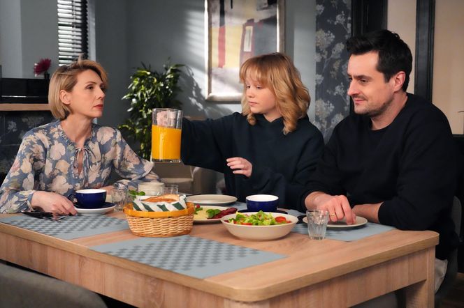 Barwy szczęścia, odc. 3227. Emilka (Jessica Frankiewicz), Malwina (Joanna Gleń), Herman (Maciej Raniszewski)