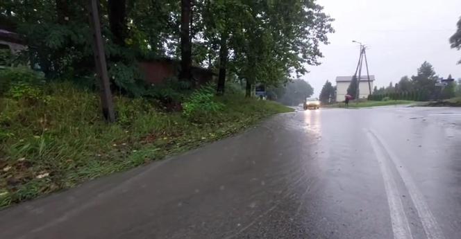 Zagrożenie powodziowe w Śląskiem. Zalane drogi, lokalne podtopienia w całym regionie