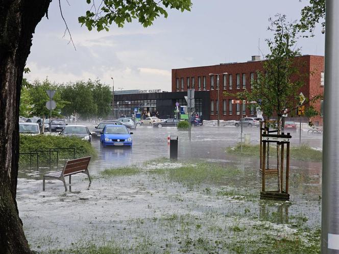 Nawałnica nad Gnieznem. Miasto zalały strumienie wody po ulewie i gradobiciu [ZDJĘCIA].