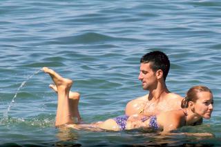 Novak Djoković uczy narzeczoną pływać pieskiem ZDJĘCIA