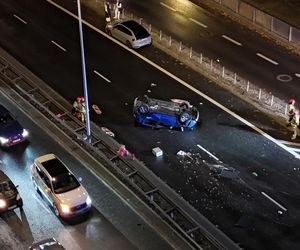 Auto rosyjskiej ambasady dachowało w Warszawie! Odłamki uszkodziły inne pojazdy