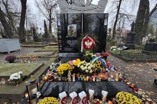 Tak wygląda grób Daniela Sztybera w Święto Zmarłych. Polski żołnierz oddał życie za Ukrainę