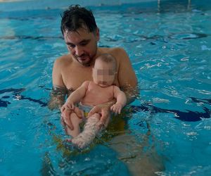 Daniel Martyniuk uczy syna pływać