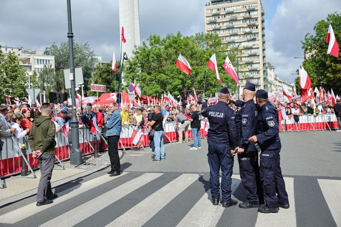 Banery na powitanie Nawrockiego 