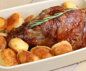 Jak przyrządzić jagnięcinę? Pieczony udziec jagnięcy