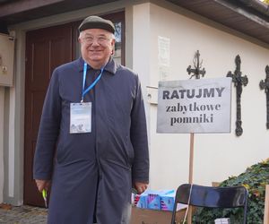 1 listopada na cmentarzu przy ul. Lipowej w Lublinie. Mieszkańcy odwiedzają groby swoich bliskich