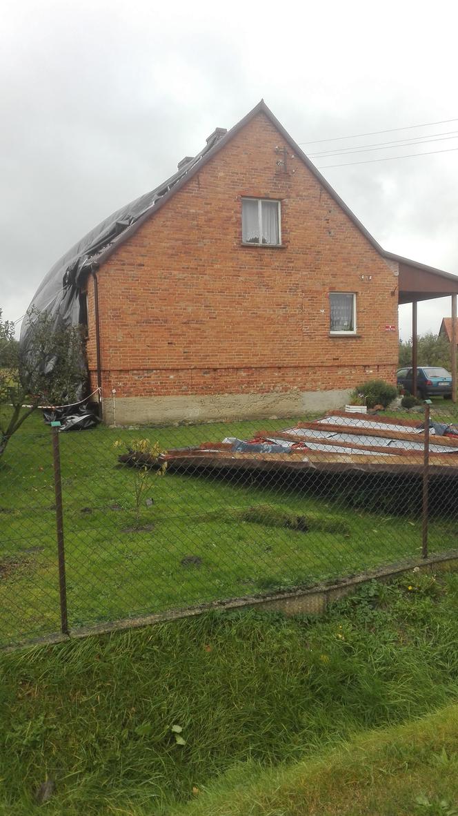 Zerwany dach z domu sołtysa w Czatkowicach