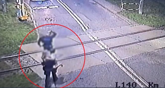 Mikołów: Policjanci w ostatniej chwili uratowali 6-latka. Chłopiec bawił się na torach 