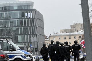 Incydent na placu Piłsudskiego w Warszawie. Mężczyzna wszedł na pomnik Ofiar Tragedii Smoleńskiej. „Zostanie w szpitalu”