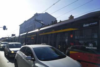 Nagłe zatrzymanie tramwajów przy Piotrkowskiej. Interweniowali ratownicy medyczni