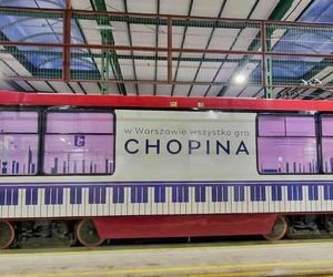 Jedyny taki koncertowy tramwaj w Polsce. W środku pianino i muzycy