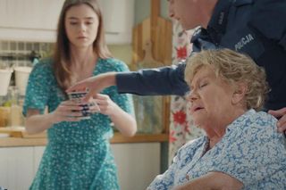 M jak miłość, odcinek 1821: Barbara Mostowiak (Teresa Lipowska), Basia (Karina Woźniak), Adam Karski (Patryk Szwichtenberg)