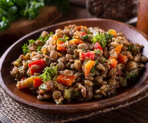 Sałatka z soczewicą i dressingiem tahini. Raj dla smakoszy