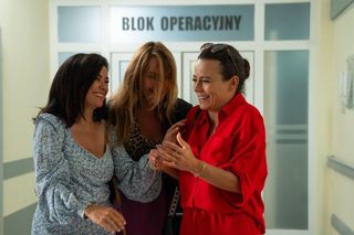 M jak miłość odc. 1825. Magda (Anna Mucha), Viola (Magdalena Waligórska), Kinga (Katarzyna Cichopek)