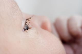 Badania przesiewowe wzroku u noworodków: jak i kiedy się je wykonuje?