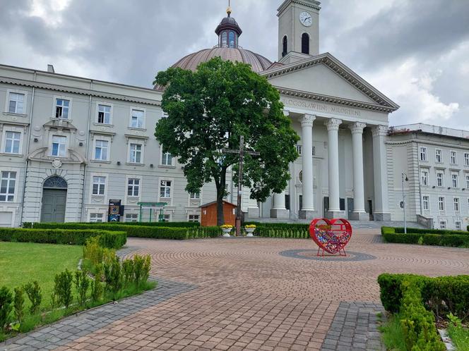 Bydgoszczanie piorą pod bazyliką. Pralkomat to ratunek dla tych, którym nie starcza na rachunki