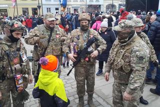 W Bydgoszczy grają razem z WOŚP. Wolontariusze, mieszkańcy i artyści działają razem, aby zebrać jak najwięcej pieniędzy 