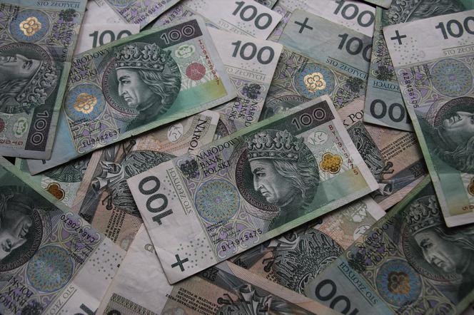 Znalazł ponad 100 tysięcy złotych. Wszystko oddał policji. Właściciel odnaleziony!