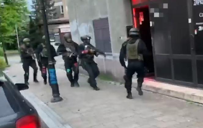 Śląskie. Policjanci wtargnęli do klubu nocnego w Tychach [ZDJĘCIA]