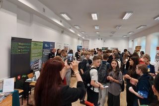 Targi Edukacji i Pracy w Zamościu 2025.  WSHE odwiedziły tłumy młodzieży [FOTO]