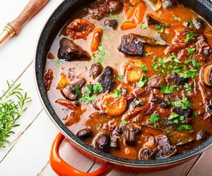 Wołowinę przyrządzam tylko według tego przepisu. Burgundzki gulasz to mnóstwo smaku i aromatu