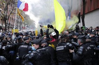 Francja płonie! Wielki atak na policję, dziesiątki rannych