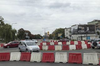 Tak się teraz jeździ na osiedlu Leśnym. Utrudnienia dla kierowców i pasażerów!