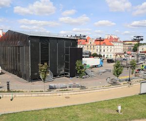 Przed sobotnim koncertem trwa budowa sceny na pl. Zamkowym w Lublinie
