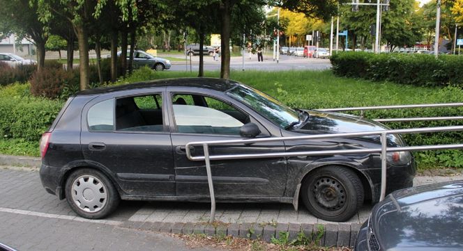 Oświęcim. Kierowca wjechał na podjazd dla niepełnosprawnych. Kuriozalne zachowanie 32-latka