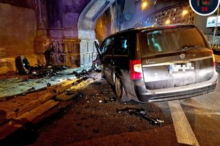 Policyjny pościg na Wisłostradzie. 41-latek rozwalił auto o filar mostu. Był pijany i pod wpływem narkotyków