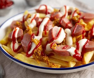 Spróbujesz raz i przepadniesz. Salchipapas, czyli najlepsze połączenie frytek i kiełbasy