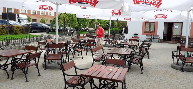 Przechodnie w Iławie bez maseczek oraz pierwsi klienci ogródków w restauracjach