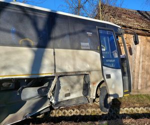 Zderzenie autobusu z autem osobowym w Rzepinku