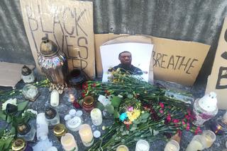 Tragiczna śmierć Georga Floyda: Kwiaty i znicze przed ambasadą USA w Warszawie 