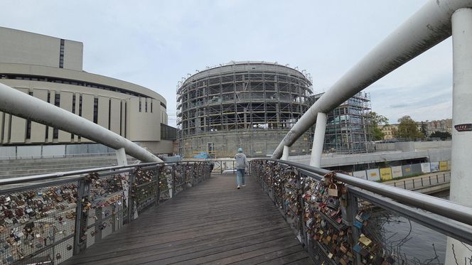 Szklana fasada Opery Nova nabiera kształtów. Rozbudowa wkracza w decydującą fazę!