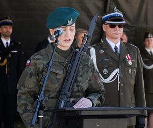 Ponad stu żołnierzy na Placu Solidarności w Olsztynie. Złożyli uroczystą przysięgę [ZDJĘCIA]