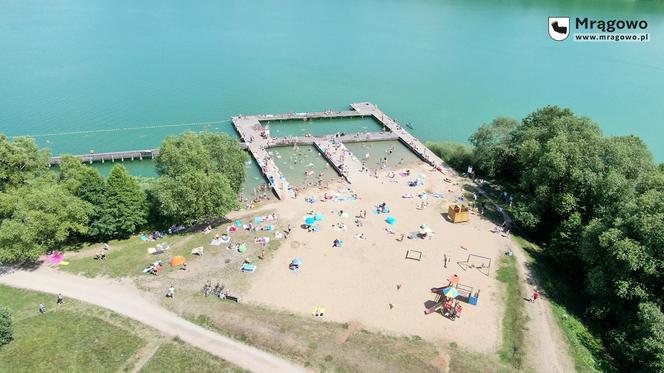 Ogromny pomost i piaszczysta plaża. To miejsce na Mazurach przyciąga tłumy turystów. Zobacz zdjęcia