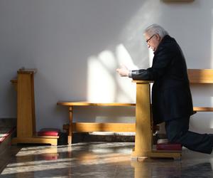 Lech Wałęsa w nabożnym nastroju daje pieniądze dziewczynce pod kościołem