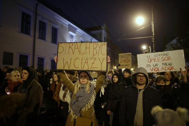 "Ani jednej więcej". Kolejny dzień protestów. Ulicami Krakowa przeszedł tłum ludzi [ZDJĘCIA]