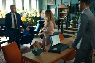 Barwy szczęścia odc. 3126. Justin (Jasper Sołtysiewicz), Oliwka (Wiktoria Gąsiewska), Henryk Kępski (Zbigniew Suszyński)