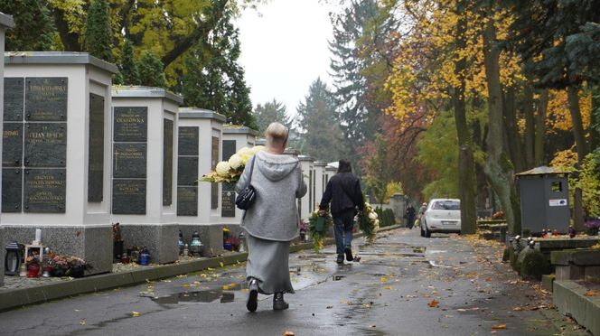 Zbliża się Dzień Wszystkich Świętych. Jak wyglądają przygotowania na najstarszym cmentarzu w Lublinie?